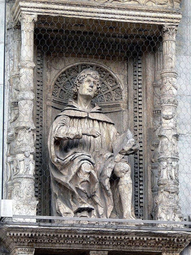 تمثال بإيطاليا يجسد شخصية المؤرخ الروماني بليني الأكبر